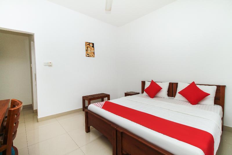 קולומבו Oyo 126 Reliance Hotel מראה חיצוני תמונה